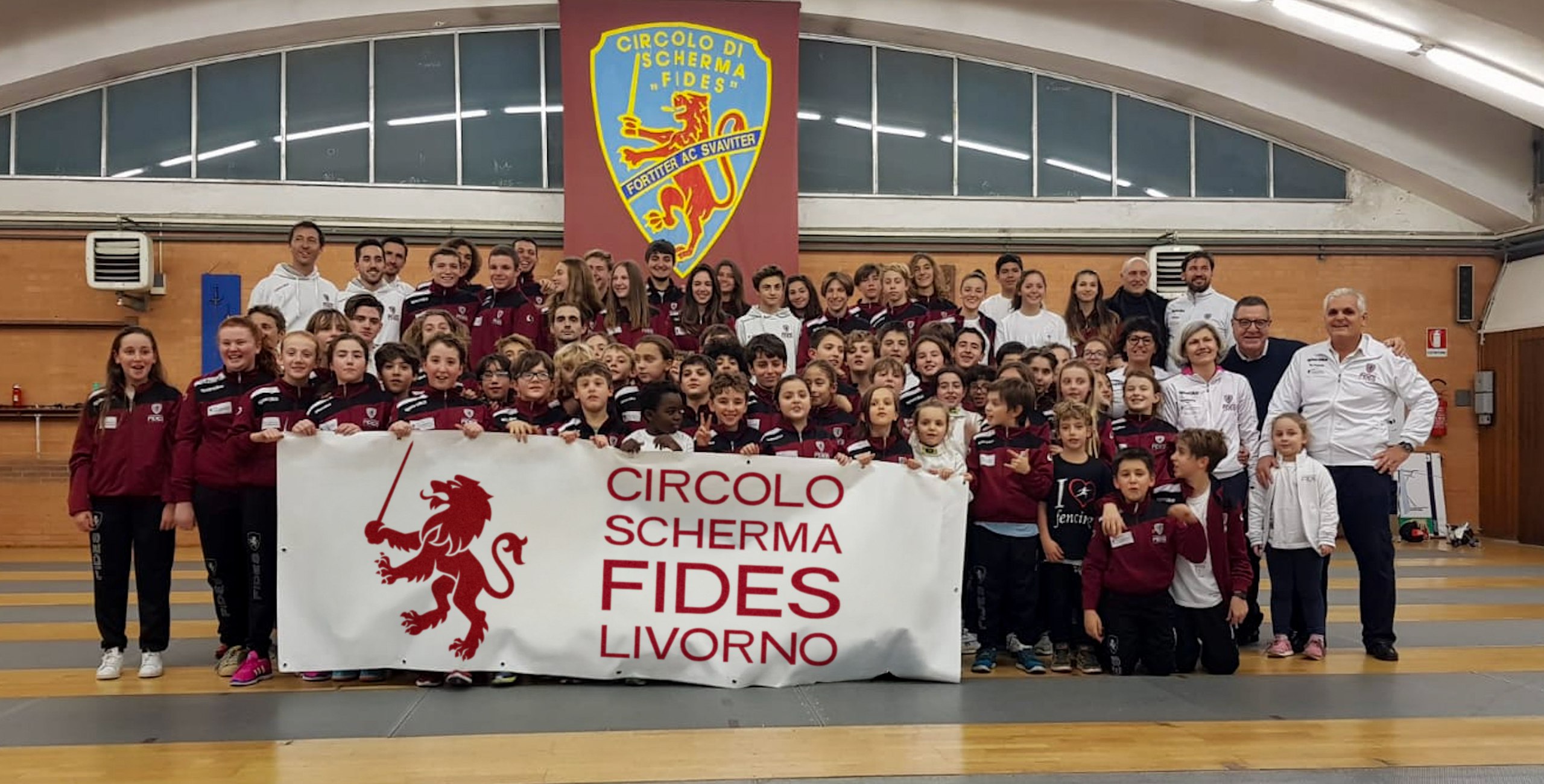Atleti del Circolo Scherma Fides in sala d’armi